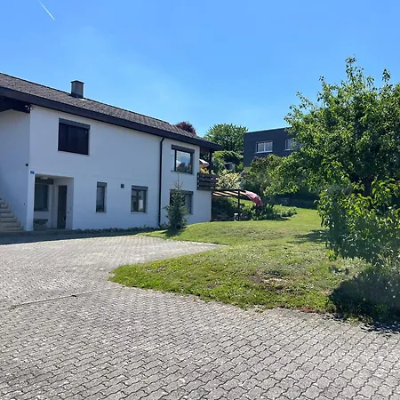 5 Minuten Von Murten شقة